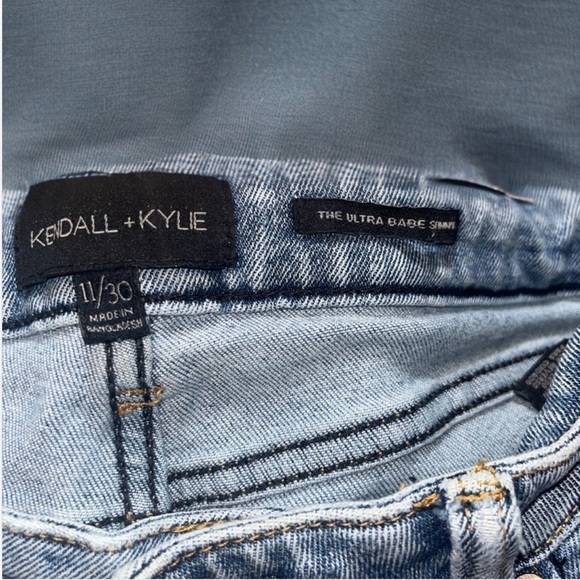 Kendall + Kylie The Ultra Babe Skinny Jeans Size 11/30 Light Wash Distressed - Picture 5 of 7